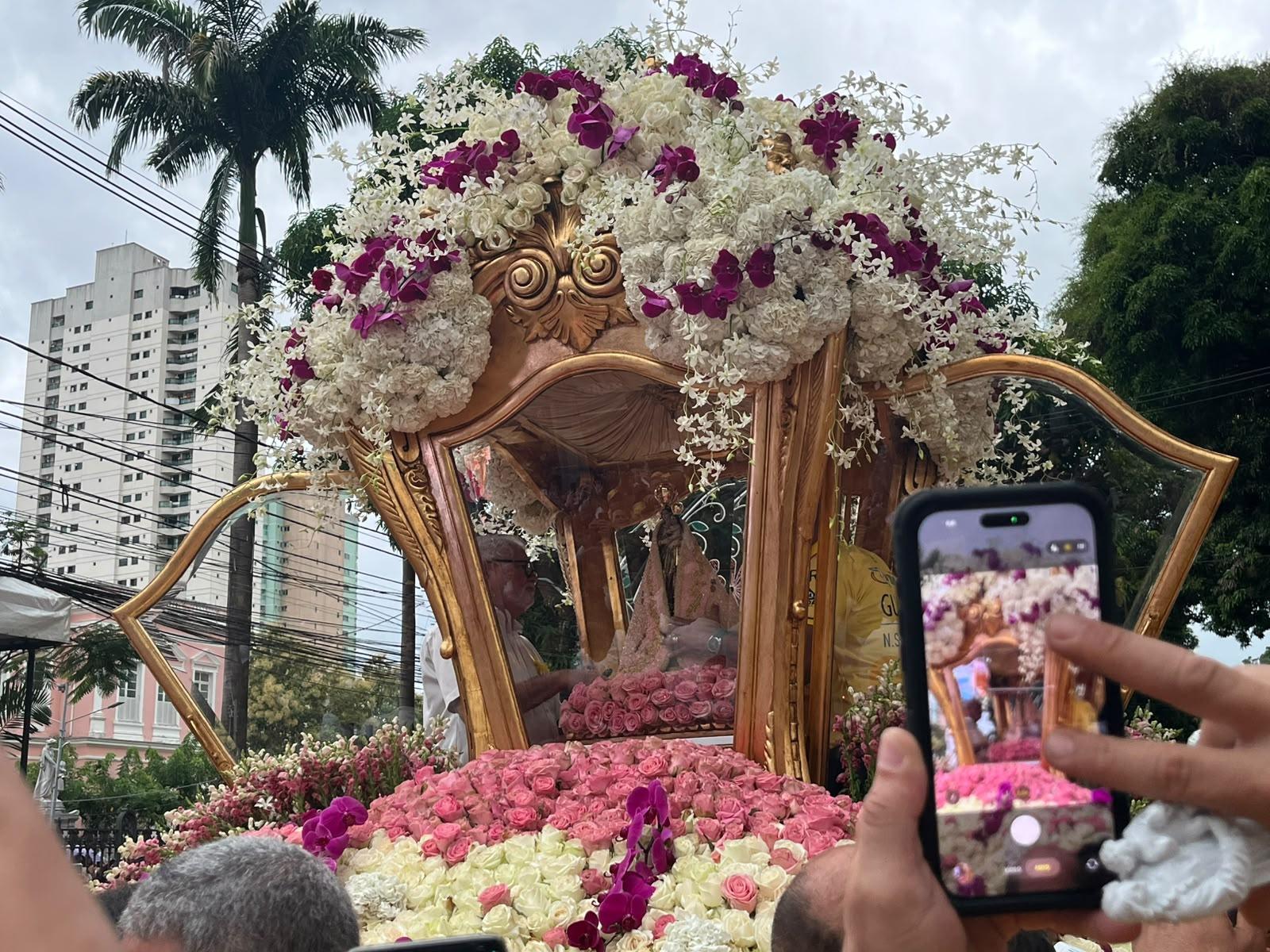 Trasladação começa com entusiasmo dos devotos, conduzindo a Imagem Peregrina de Nossa Senhora de Nazaré